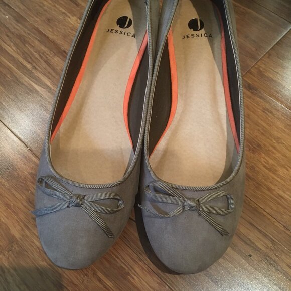 Jessica Brand 8M Taupe Faux- Suede Flats with bow (approx 1.4" heel) - Picture 2 of 8